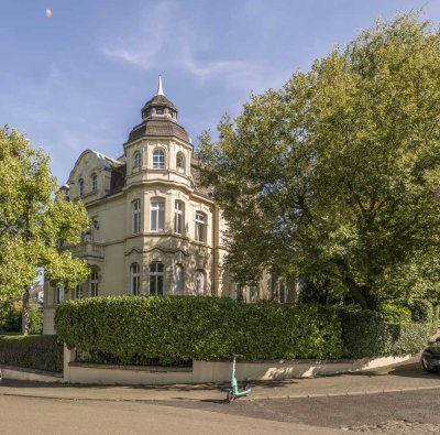 Lichtdurchflutete Altbauwohnung mit 3 Balkonen im Komponistenviertel