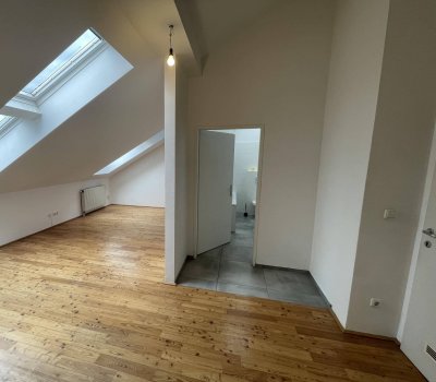 Privatverkauf! Schöne helle Dachgeschosswohnung mit 5 Zimmer in perfekter Lage! Bitte keine Immoblienmakler!