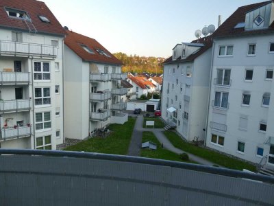Gepflegte Wohnung mit eineinhalb Zimmern und Balkon in Neckartenzlingen