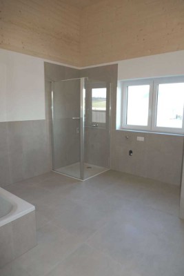 Großzügige und neuwertige 4-Zimmerwohnung mit großem Balkon & Carport!