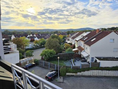 Helle 4-Zimmer-Wohnung mit Westbalkon und Blick in den Taunus – direkt am Marktplatz