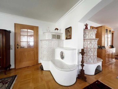 Bayrischer Charme: freistehendes Einfamilienhaus mit Garten, Kachelofen, Wintergarten, Outdoor-Pool
