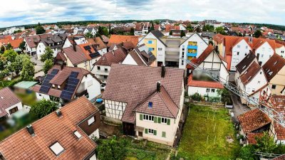 Sanierungsbedürftiges Bauernhaus mit Gewölbekeller, Scheuer und Garten
