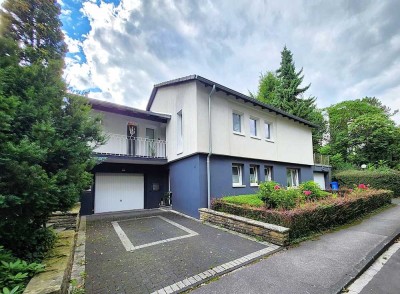 = H = FREISTEHENDES ZWEIFAMILIENHAUS IN TOP WOHNLAGE, MIT 2X GARAGEN, TERRASSEN, GARTEN = H =