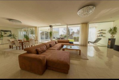 STILVOLLES WOHNEN MIT INDOORPOOL UND SAUNA