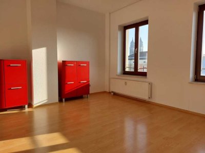 helle 3-Zimmer-Dachgeschosswohnung mit großem Balkon in Magdeburgs Altstadt (Einbauküche optional)