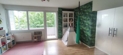 Lichtdurchflutete und ruhiggelegene Wohnung mit zwei Balkonen
