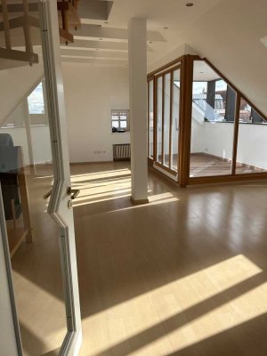 Hochwertige 3-Zimmer-Maisonette mit Loggia, Schwedenofen & Einbauküche in Toplage Ingolstadts