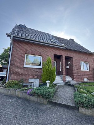 Schöne Doppelhaushälfte mit 3-Zimmern, mit Einbauküche,Garage und Garten Nähe Lago Laprello