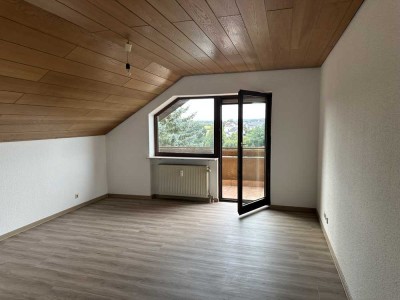 Stilvolle, renovierte 2,5-Raum-DG-Whg, mit Balkon und Einbauküche und Garage