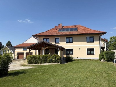 Großzügiges Ein- oder Zweifamilienhaus mit mehreren Nebengebäuden in zentraler Lage