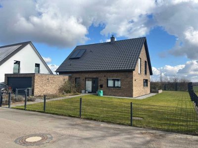 Einfamilienhaus mit geh. Innenausstattung und Doppelgarage