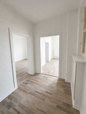 Zentrale, große und renovierte 2-Zimmer-Wohnung im 4.OG in wunderschönem Altbau