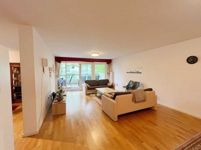 Großzügige Architektur trifft modernen Wohnkomfort: 4,5-Zi.-Wohnung mit ruhigem Balkon