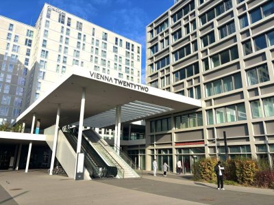 VIENNA TWENTYTWO Living I U-Bahn-Station KAGRAN U1 I Moderne Wohnung mit hochwertiger Ausstattung und Loggia I Rooftop POOL I Fitnessraum &amp; Saunabereich