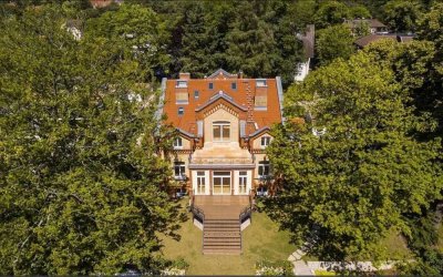 Besichtigung am Mi.+Sa. - Villa auf Wassergrundstück in Berlin-Wannsee mit 3 Bootsliegeplätzen