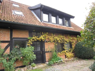 Idyllische Dachgeschosswohnung mit EBK in Isernhagen FB (7208, neu)