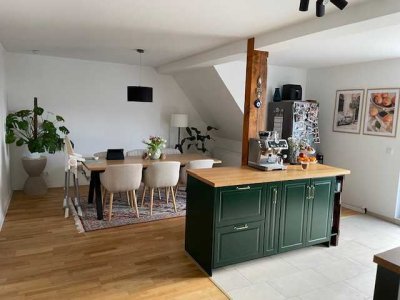 +++ DACHGESCHOSSLIEBHABER AUFGEPASST - ALTBAUCHARME UND SONNENBALKON ÜBERZEUGEN +++