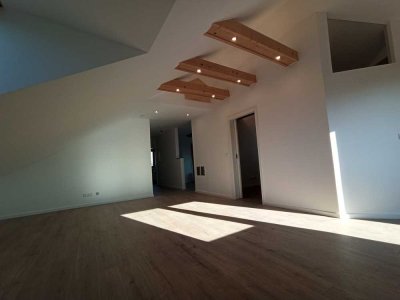 Attraktive 3-Zimmer-Dachgeschosswohnung mit Süd-Balkon in Thalmassing