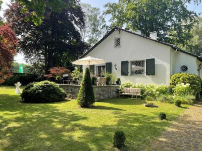 Charmante Landhausvilla in dem sehr begehrten Stadtteil Köln-Hahnwald am Forstbotanischen Garten