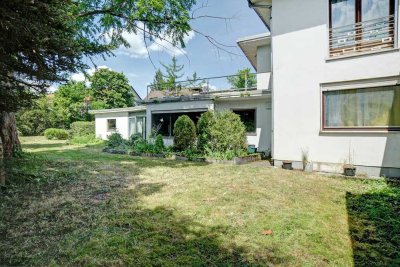 Villengrundstück mit sanierungsbedürftigem Bestand in Stockdorf!