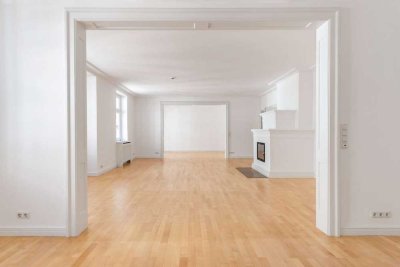 Stilvolle Eleganz im Lehel: Großzügige Altbauwohnung mit charmanter Terrasse