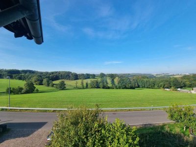 Großzügige Wohnung mit Balkon, Carport und Blick ins Grüne