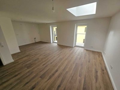 ERSTBEZUG nach Sanierung -
Dachgeschoss inkl. 2,5 Zimmer+Bad mit Wa&Du+Balkon+Vinyl+Fußbodenheizung