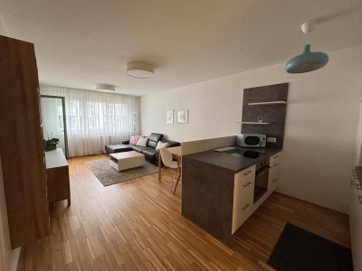 Helle, moderne Single / Pärchen Wohnung mit Blick ins Grüne (inkl. BK, Warmwasser, Heizung und Garage). Möbliert.