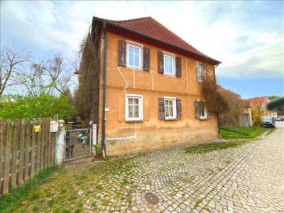 Ehemaliges Pfarrhaus mit idyllischem Garten und viel Potential