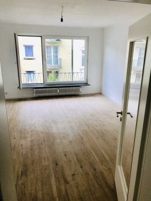 Helle und renovierte 3-Zimmer-Wohnung mit Balkon und EBK im Nordend von Offenbach