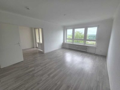 Helle 3-Zimmer-Wohnung mit großen Fensterfronten