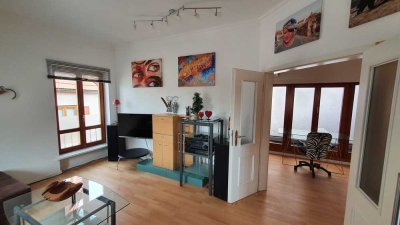 helle, moderne, voll möblierte 42qm DG-Wohnung