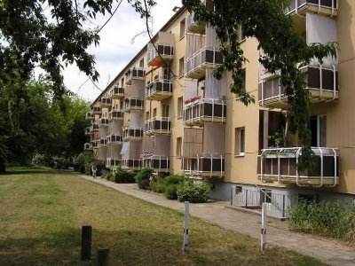 2-Zimmer-Wohnung, Küche und Bad mit Fenster