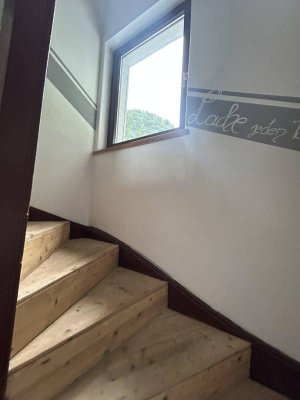 Wohnhaus voll unterkellert mit 2 Balkone, Terrasse und 2 Garagen