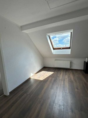 Moderne DG-Wohnung mit EBK - Zentrale Lage zu HBF & City
