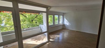 Helle 2,5 Zimmer Wohnung mit Südbalkon und Blick ins Grüne