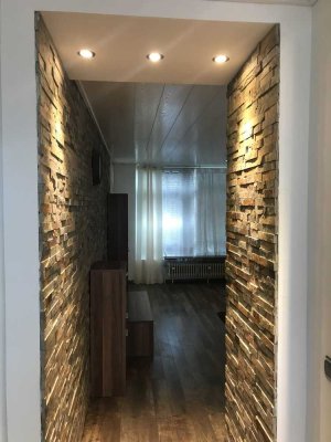 Vollständig renovierte 2-Raum-Dachgeschosswohnung mit Balkon und Einbauküche in Düren