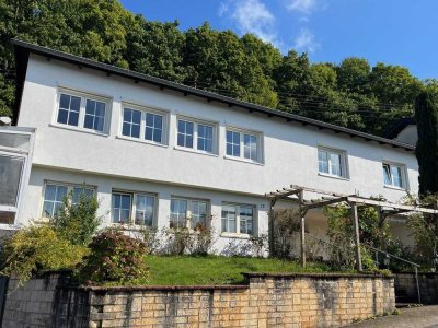 DIRMINGEN: Großzügiger Bungalow mit ELW und Photovoltaikanlage in idyllischer Höhenlage!
