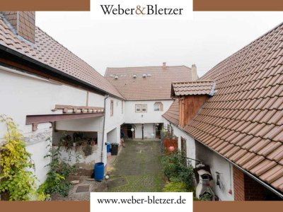 G U T S H O F   mit
Bauernhaus , Stallung, Scheune, Nebengebäuden  und  Einfamilienhaus