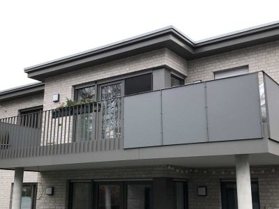 Zentrale 1a-Lage: Neubauwohnung mit 2 Balkonen, EBK und TG-Stellplatz