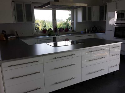4 Zimmer-Wohnung mit Balkon, Luxus Einbauküche, Luxus Bad und Kaminanschluss