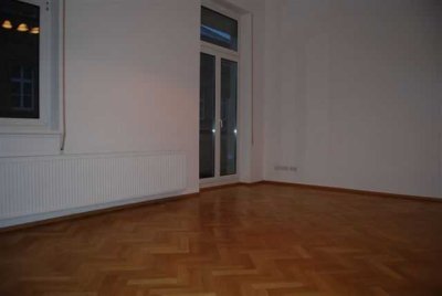 Großzügige 2,5 - Zimmeraltbauwohnung mit Einbauküche und Balkon mitten in der Stadt