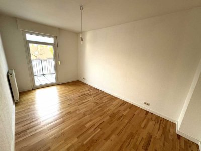 Alt-Fechenheim: Schöne 3-Zi-Altbauwohnung mit EBK und Balkon