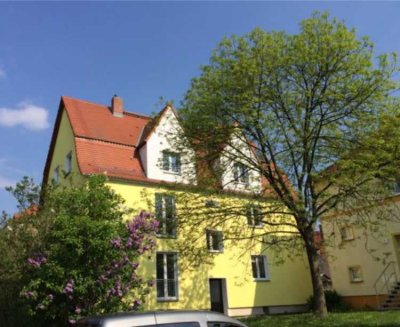 Ansprechende und sanierte 2-Zimmer-Wohnung mit gehobener Innenausstattung mit Balkon in Zeitz