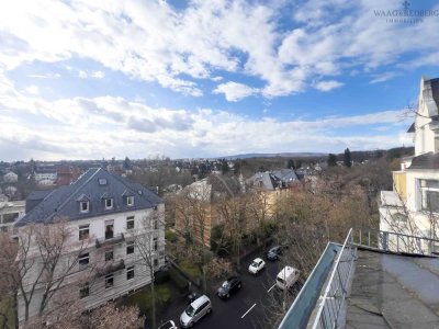 Top-Secret: Sonnige Top-Floor Wohnung mit Weitblick über Wiesbaden und dem Taunus