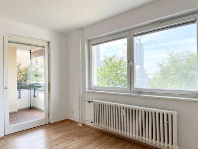 BEZUGSFREI: Ruhe, Licht & Weitblick | 2-Zi.-Whg. mit Balkon & Lift im 5.OG in Lichterfelde