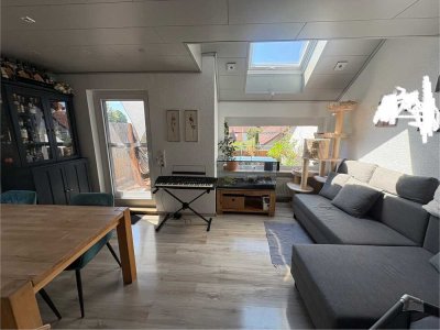 Helle 3,5-Zimmer Maisonette-Wohnung in Zwei-Parteien-Haus mit Balkon
