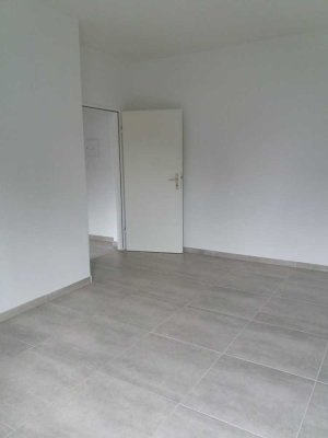 Helle 2-Zimmer-Wohnung mit Küche, gute Verkehrsanbindung und Einkaufsmöglichkeiten