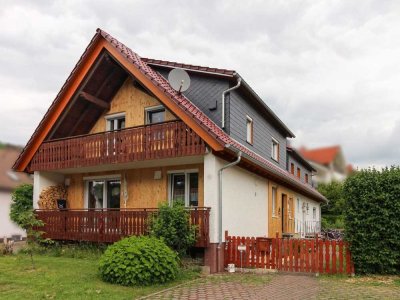 Am Fuße der Wasserkuppe: Stilvolles Zweifamilienhaus mit möglicher Ferienwohnung in Poppenhausen